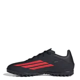 Championes de fútbol Adidas modelo F50 Club, diseñados para césped sintético. Presentan un diseño en color negro con detalles en rojo, incluyendo las icónicas tres tiras de la marca en el lateral y el logo en la puntera. Poseen suela con tapones pequeños para mayor tracción.