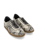 Sneaker acordonado de cuero con estampado de piel de serpiente en tonos off white y negro, detalle en el talón color negro y suela de goma color tostado.