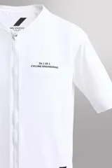 Maillot de ciclismo de manga corta Zara Athleticz, color negro, con cierre frontal de cremallera, cuello bajo y texto estampado en contraste en el pecho.