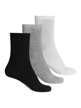 Pack de tres pares de medias de caño medio, en colores negro, gris melange y blanco, con diseño básico y elástico en la parte superior.