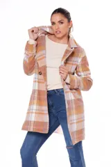 Sacón con estampado escocés en tonos beige, marrón y blanco, con solapas amplias y cierre cruzado con botones.