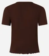 Blusa básica de manga corta, cuello redondo y textura sutil, confeccionada en viscosa con elastano. El bajo de la prenda es ondulado.