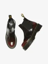 Bota Chelsea de cuero Arcadia color bordó con acabado brillante, suela de plataforma gruesa y ranurada, costura amarilla en el ribete y tirador AirWair en el talón.