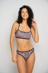 Tanga estampada con forro delantero y trasero, de lycra.