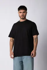 Remera de corte regular, color beige, con cuello redondo y mangas cortas.