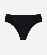 Bombacha de bikini tiro alto, color negro, con laterales drapeados y diseño de cobertura moderada.