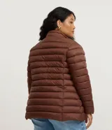 Campera puffer acolchada de corte relajado, con cuello alto, cierre frontal de cremallera y bolsillos laterales. Confeccionada en microfibra de poliamida ultraligera, resistente al agua y respirable.