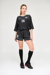 Short deportivo negro con rayas verticales blancas y cintura elástica.