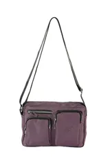 Bandolera color violeta con múltiples bolsillos frontales con cierre y correa ajustable negra.