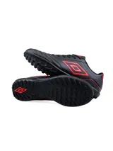 Championes de fútbol Umbro modelo Classico III TF, diseñados para césped sintético. Presentan un diseño en color blanco con detalles en verde neón en el logo lateral, interior y suela.