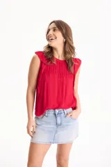 Blusa de viscosa negra sin mangas, con diseño fluido, cuello redondo y detalles de tablas verticales en el pecho con terminaciones de encaje en las sisas.