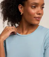 Remera celeste de algodón con cuello redondo y mangas cortas.