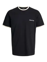 Remera negra de manga corta con calce relajado y cuello redondo. Cuenta con ribetes en contraste color beige en el cuello y los puños, además de un pequeño bordado en el pecho con texto en tipografía cursiva.