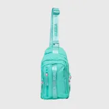 Bolso tipo crossbag de diseño ergonómico en color turquesa. Cuenta con múltiples compartimentos con cierre, correa ajustable con logo de la marca y detalles en color rosa en los tiradores. Fabricado en material impermeable de alta resistencia.