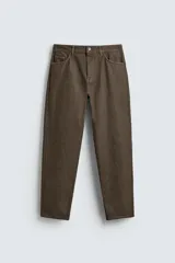 Pantalón de corte regular fit confeccionado en tejido ligero de algodón color marrón. Presenta diseño clásico de cinco bolsillos, cierre frontal con cremallera y botón metálico.
