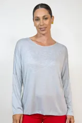 Buzo de lanilla en color gris, de corte amplio y holgado con mangas largas y cuello redondo. Presenta un diseño minimalista con terminaciones suaves al tacto.