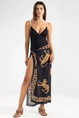 Malla entera negra con breteles finos blancos y detalle de dijes florales dorados en los tirantes.