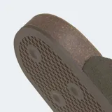 Zueco Adidas Adimule de diseño minimalista, confeccionado en ante color verde oliva con suela de corcho y base de goma.
