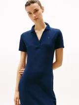 Vestido azul marino tipo chomba de algodón elástico, corte slim, largo hasta la rodilla, cuello en V y mangas cortas.