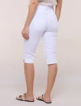 Pantalón capri de denim azul con cintura tipo faja elastizada, bolsillos frontales y traseros, y ajuste entallado por debajo de la rodilla.