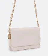 Bolso pequeño estructurado color negro, con textura capitoneada, asa de cadena y solapa frontal con botón a presión. Incluye divisor interno con cremallera.