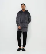 Buzo de pijama largo tipo hoodie, confeccionado en tejido fleece de tacto suave y textura peluda. Presenta capucha, mangas largas con puños y un bolsillo canguro frontal.