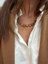 Collar de piedras naturales con piezas cuadradas en tonos tierra, ocres y terracotas, con vetas únicas.