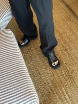 Sandalias negras de cuero vacuno con plataforma y hebilla lateral.