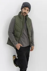 Chaleco inflable color verde oliva con cierre frontal y cuello alto.