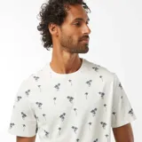 Camiseta blanca de manga corta con estampado de palmeras en azul marino.