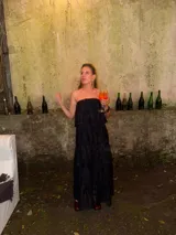 Vestido midi strapless de encaje azul marino, con diseño de volados en capas superpuestas.