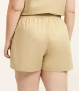 Short color beige de sarga de algodón, con cintura elástica, lazo ajustable y bolsillos laterales. Corte holgado.
