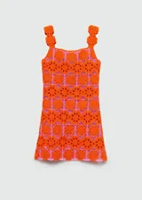 Vestido corto de crochet con diseño de flores color naranja sobre forro rosa, de tirantes anchos y escote cuadrado.