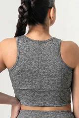 Top deportivo de color azul francia, con escote redondo y breteles anchos. Presenta un diseño de faja ancha en la parte inferior para mayor sujeción y ajuste al cuerpo.