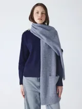 Bufanda de lana y algodón color beige claro, con bolsillos y terminaciones acanaladas.