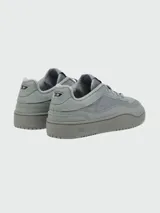 Zapatillas Diesel modelo S-Oval Skate, de diseño urbano en color crema. Presentan una silueta de perfil bajo con paneles de cuero y tejido técnico, cierre de cordones con placa metálica decorativa y etiqueta con logo en la lengüeta.