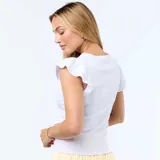 Camiseta blanca de tejido acanalado con escote redondo y mangas cortas adornadas con volantes.