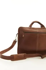 Portafolio de cuero color marrón, con asas superiores reforzadas, correa ajustable desmontable para el hombro y bolsillo exterior con solapa. Diseñado para oficina y uso profesional.