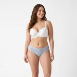 Pack de dos bombachas tipo vedetina color gris claro con estampado sutil y detalles de encaje en la cintura y las piernas, con un pequeño lazo decorativo al frente.
