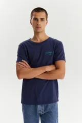 Remera de manga corta color azul marino con cuello redondo. Presenta un estampado gráfico pequeño en el pecho con el logo de Levi Strauss & Co. en color verde.