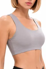 Top deportivo color gris de diseño liso y ajuste cómodo.