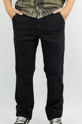 Pantalón jean negro de corte recto con bolsillos rectangulares frontales y traseros.