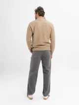 Jean de corte carpintero en color beige, con diseño de cinco bolsillos y costuras reforzadas.