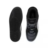 Zapatilla urbana Puma modelo 180, de estilo retro de skate. Combinación de colores negro, gris oscuro y blanco. Presenta capellada con capas superpuestas de gamuza y material sintético, y la icónica banda PUMA Formstrip en blanco.