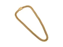 Cadena de eslabones tipo cubana, fabricada en acero con baño de oro, con cierre de broche de presión.