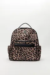 Mochila de diseño urbano con estampado animal print de leopardo, confeccionada en material resistente y liviano. Presenta compartimento principal con cierre, bolsillo frontal amplio con detalle de cuero sintético negro y bolsillos laterales. Incluye manija superior y tiras regulables.