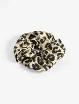 Gomita de pelo con estampado animal print en tonos beige, negro y verde.