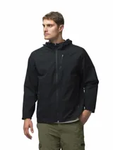 Campera rompevientos negra con capucha ajustable, cierre frontal completo, dos bolsillos laterales con cierre y un bolsillo adicional en el pecho con cierre.