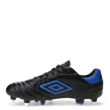 Championes de fútbol Umbro modelo Touch SG, diseñados para césped natural blando. Presentan un diseño en color negro con detalles en azul en el logo lateral y la suela, con tapones mixtos para mayor tracción.