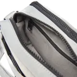 Bandolera gris de nylon con textura arrugada, de formato rectangular y cierre superior. Cuenta con correa ajustable y desmontable, bolsillos con cierre y un aplique frontal con el logo de la marca en relieve.